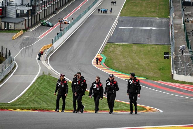 スパ・フランコルシャンサーキットのコース下見を行うトヨタGAZOO Racing8号車のクルーたち