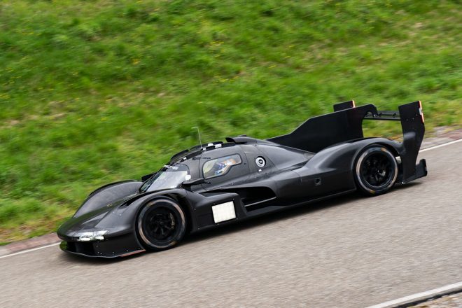 ハーツ・チーム・JOTAとJDC・ミラー・モータースポーツに引き渡されたポルシェ963の新車2台は、マット・キャンベルによって最初の走行が行われている。