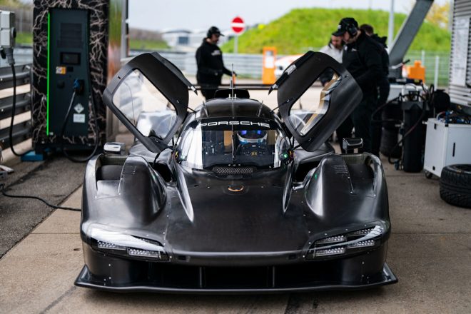 4月21日（金）にハーツ・チーム・JOTAに納入されたポルシェ963