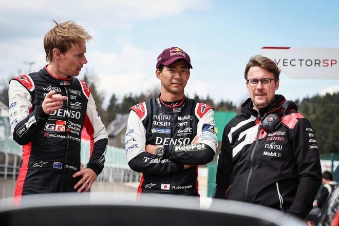 走行前日にピットロードで話し込むブレンドン・ハートレー、平川亮ら