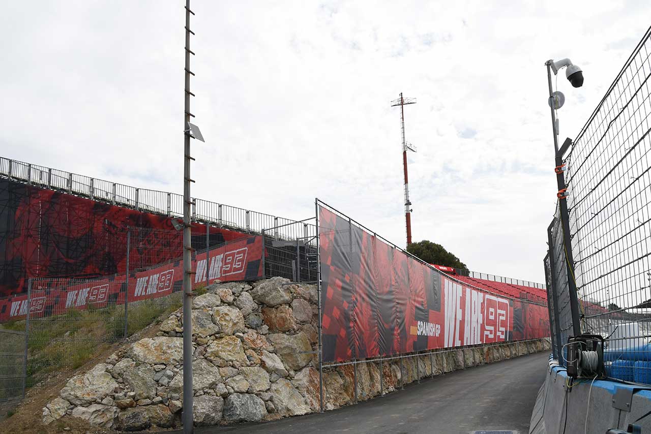 マルケスの人気ぶりをおもわせる観客席。今年は残念ながら、ヘレスでマルケスが走る姿は見られないことに