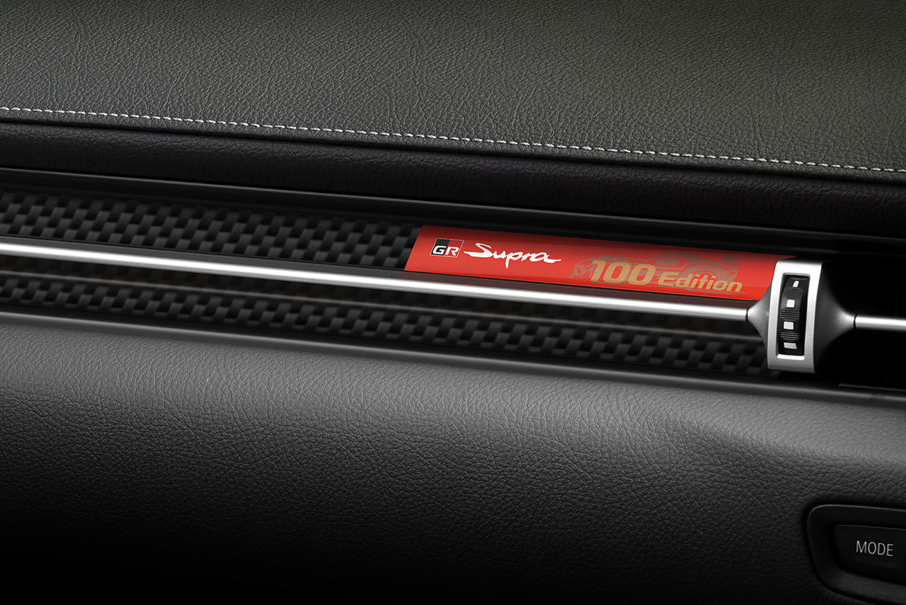 カーボンオーナメント（助手席側前方に装飾）