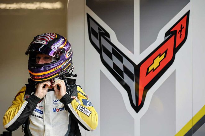 コルベット・レーシングの33号車シボレー・コルベットC8.Rをドライブするベン・キーティング