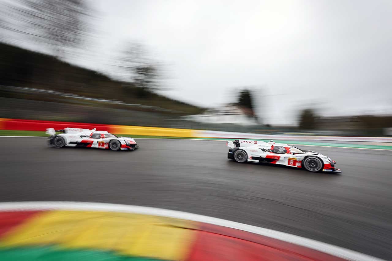 スパ・フランコルシャンサーキットを走る2台のトヨタGR010ハイブリッド