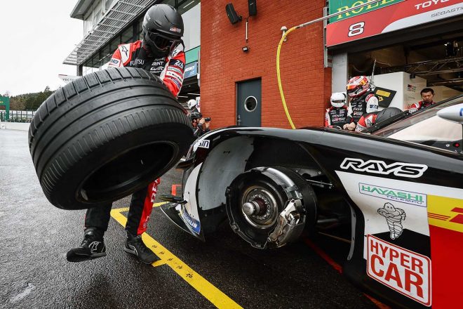 金曜日のFP3でウエットタイヤを装着するトヨタGR010ハイブリッド