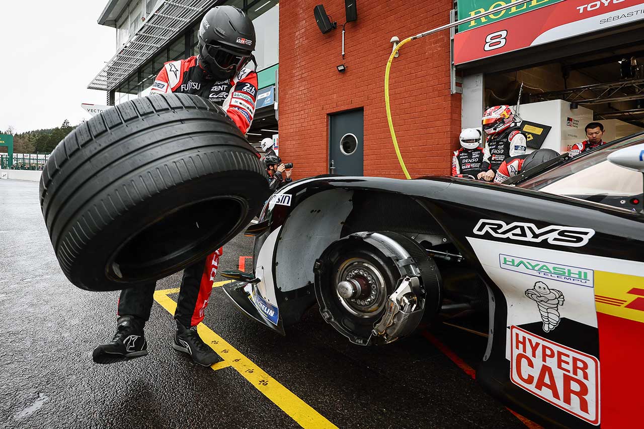 金曜日のFP3でウエットタイヤを装着するトヨタGR010ハイブリッド