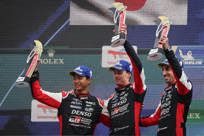 僚友7号車に次ぐ2位となった8号車トヨタGR010ハイブリッドの（左から）平川亮、ブレンドン・ハートレー、セバスチャン・ブエミ。　2023年WEC第3戦スパ6時間レース