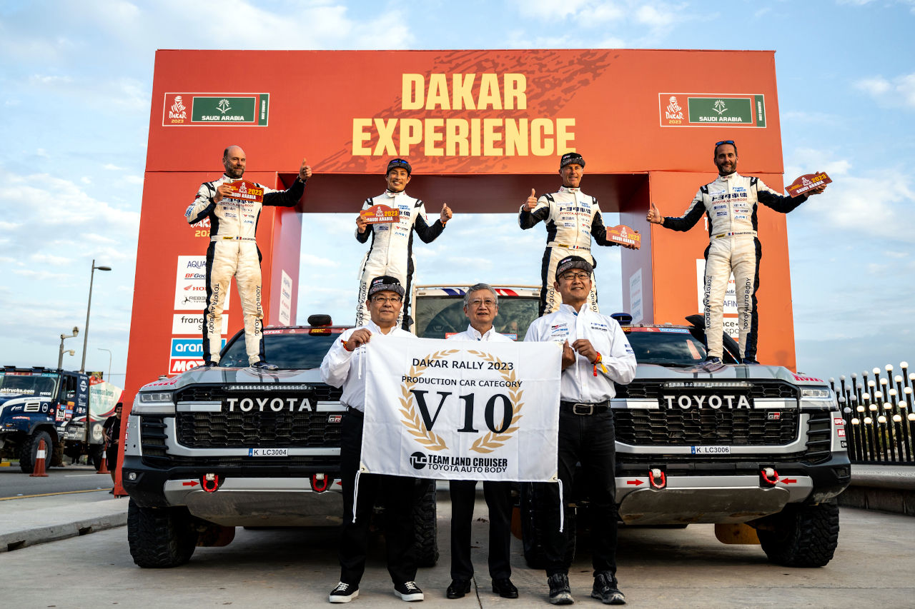 トヨタ・ランドクルーザーGRスポーツが初参戦した2023年のダカールで、市販車部門2位となった三浦昂／ローラン・リシトロイシター組（左奥）