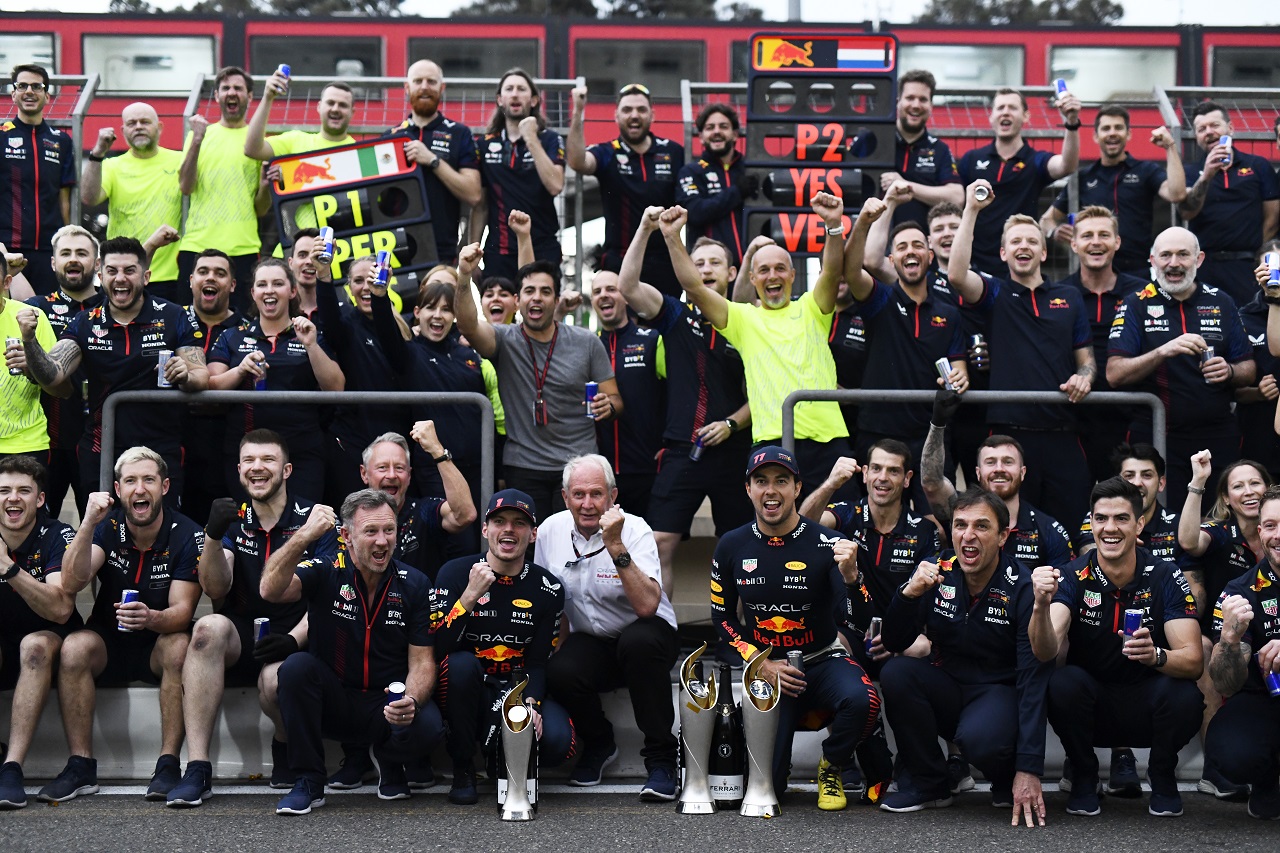 2023年F1第4戦アゼルバイジャンGP　レッドブル1－2を祝うチーム