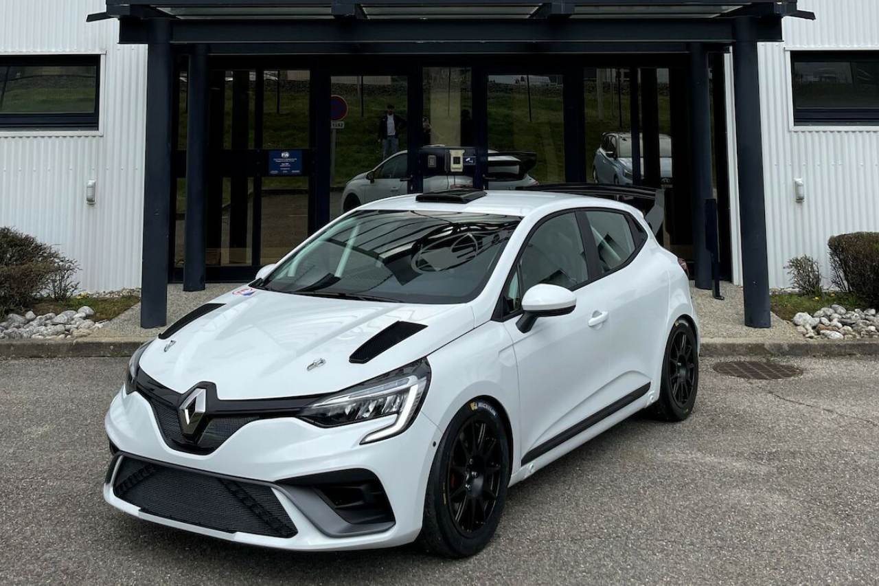 年明け1月以降、すでに5000kmを超えるテストマイレージを重ねており、先日にはフランス国内のグラベル・ラリー選手権開幕戦で“ゼロカー”も務めた