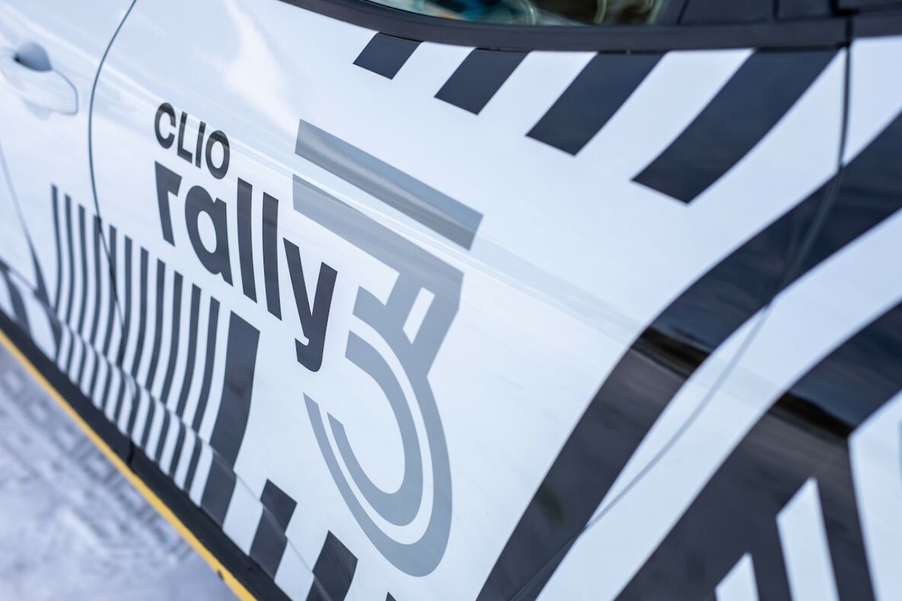 ターマックとグラベルの各バージョンは、組み立てと塗装が施されたフランス現地の登録料込みで、どちらも付加価値税を除き12万2000ユーロ（約1800万円）となっている