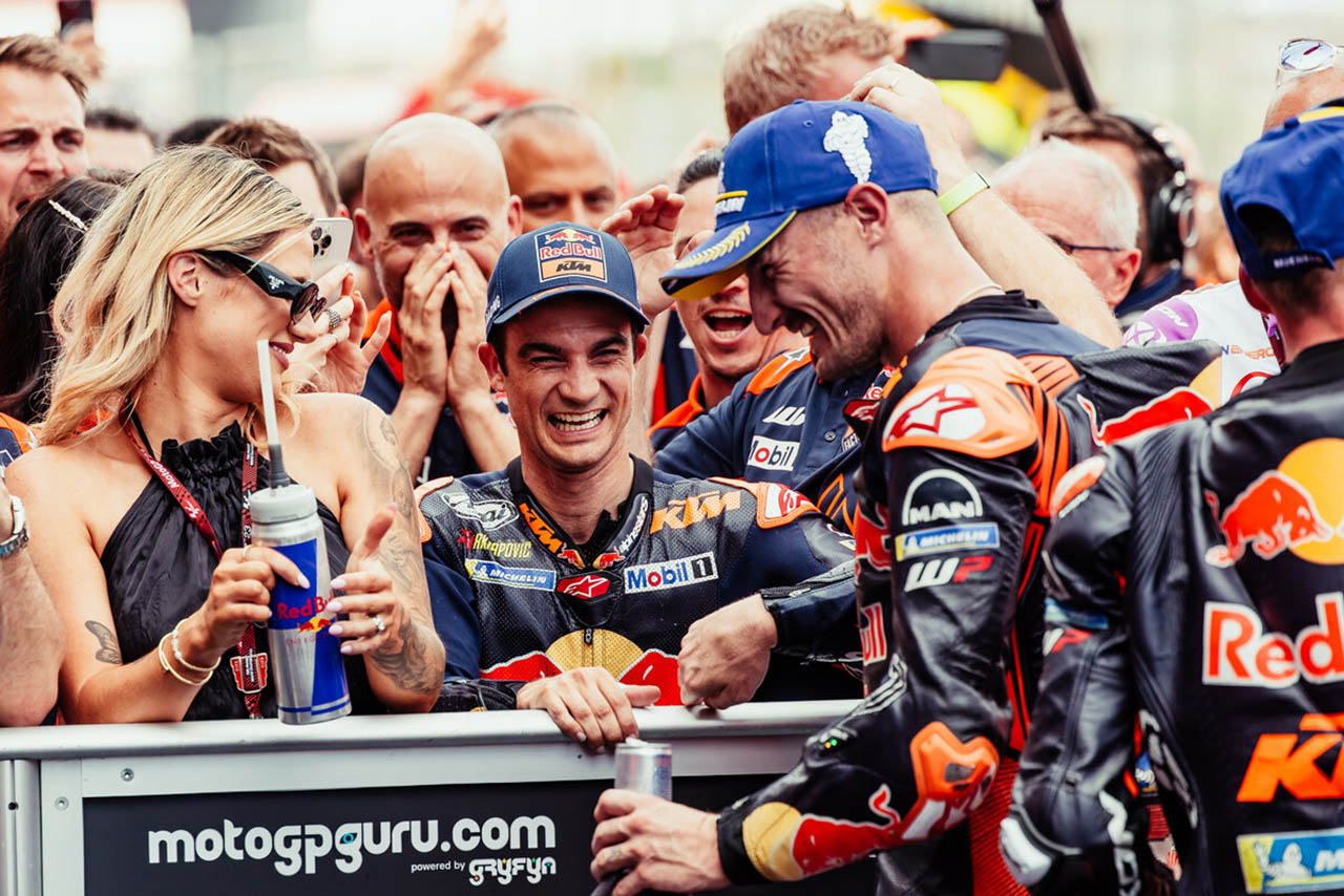 決勝で優勝したふたりを祝福するダニ・ペドロサ／2023MotoGP第4戦スペインGP 決勝