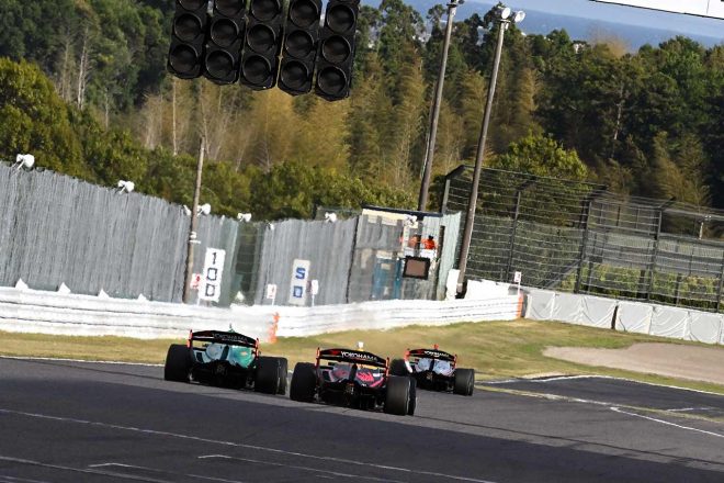 セーフティカーが明けた終盤、リアム・ローソンをパスしにかかる宮田莉朋