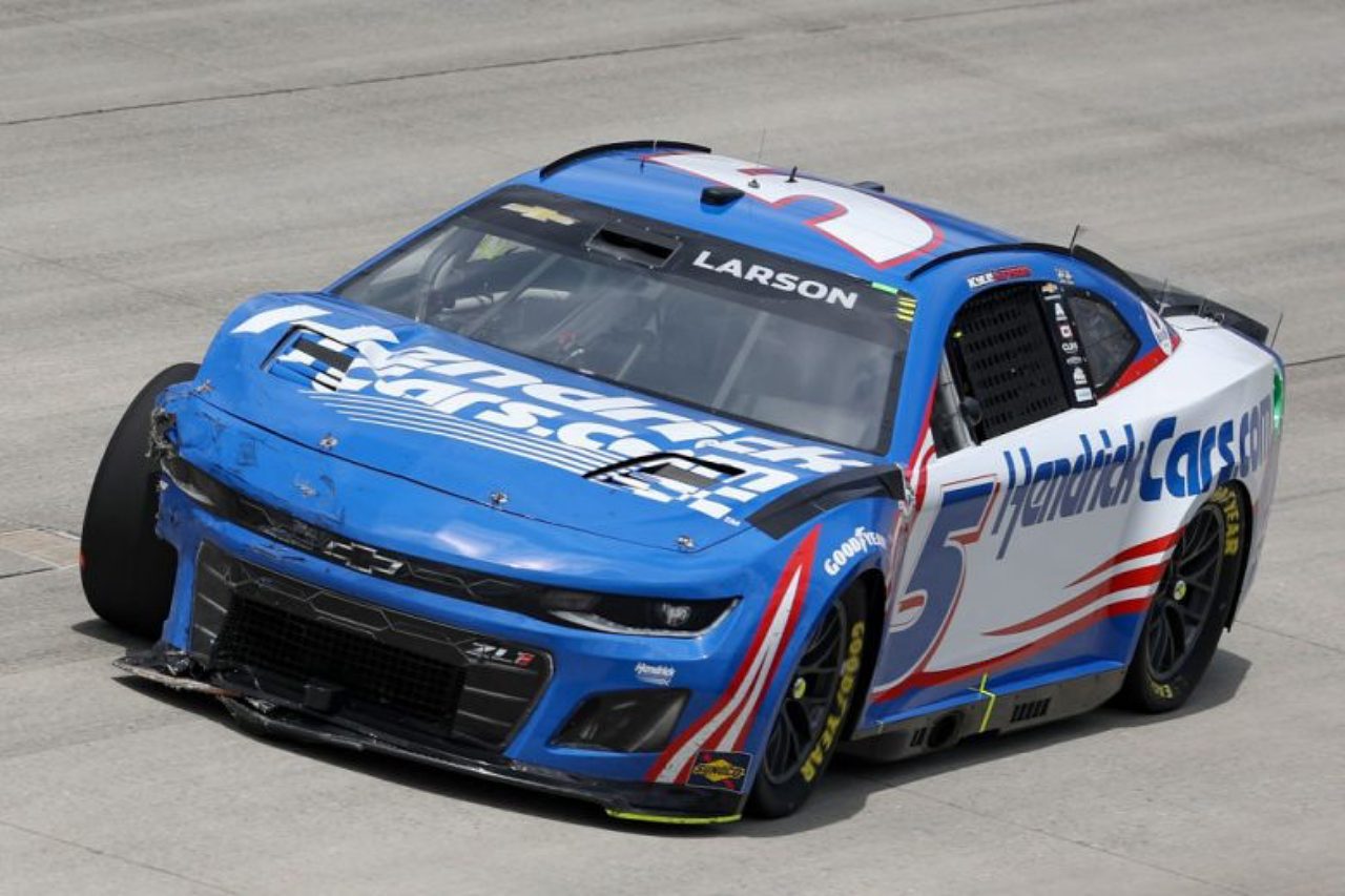 80周を前にロス・チャスティン（Trackhouse Racing Team／シボレー・カマロ） に押されたブレナン・プール（Rick Ware Racing／フォード・マスタング）との接触で、ダメージを負ったカイル・ラーソン（Hendrick Motorsports／シボレー・カマロ）