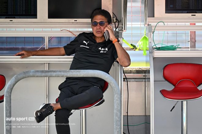 ARTA×プーマのコラボレーションウェアを着る鈴木亜久里代表