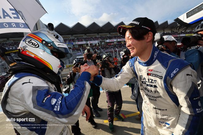 2023スーパーGT第2戦富士　GT300ポールポジションを喜ぶジョアオ・パオロ・デ・オリベイラ／名取鉄平（リアライズ日産メカニックチャレンジGT-R）