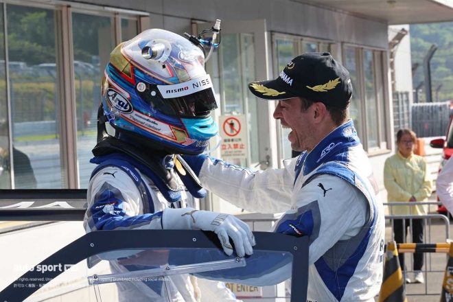 2023スーパーGT第2戦富士　優勝を喜ぶ名取鉄平とジョアオ・パオロ・デ・オリベイラ（リアライズ日産メカニックチャレンジGT-R）