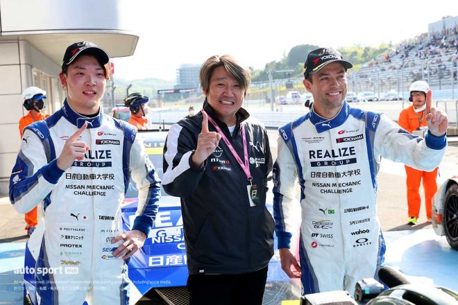 2023スーパーGT第2戦富士　GT300クラス優勝飾った名取鉄平／近藤真彦監督／ジョアオ・パオロ・デ・オリベイラ（リアライズ日産メカニックチャレンジGT-R）