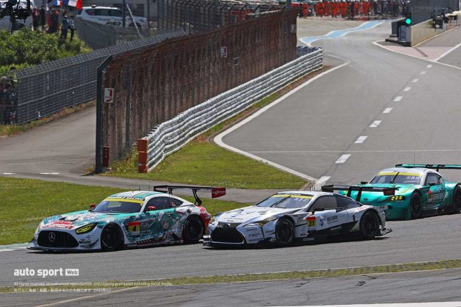 2023スーパーGT第2戦富士　TGRコーナーでapr LC500h GTをかわすグッドスマイル 初音ミク AMG