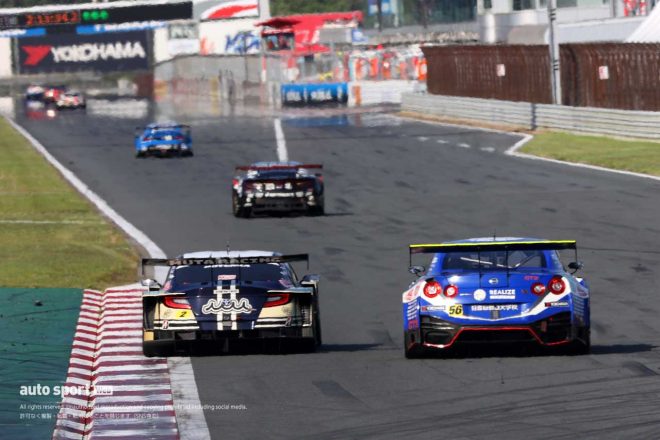 2023スーパーGT第2戦富士　ホームストレートで並走するmuta Racing GR86 GTとリアライズ日産メカニックチャレンジGT-R