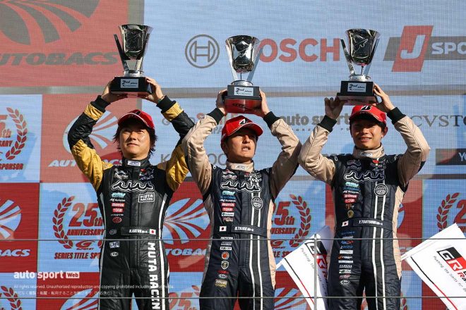 GT300クラス暫定表彰式に登壇した2位のmuta Racing GR86 GT陣営。（左から）加藤寛規、平良響、堤優威