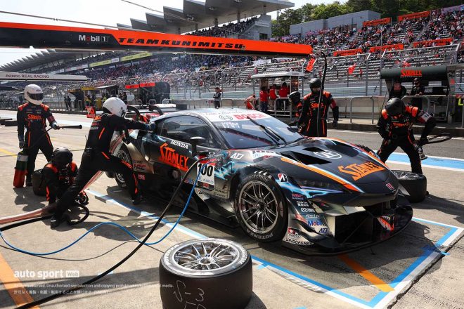 2023スーパーGT第2戦富士　ピット作業を行うSTANLEY NSX-GT（山本尚貴／牧野任祐）