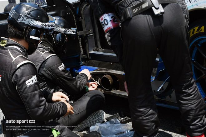 グリッド上でエキゾースト出口の修復作業を行うSyntium LMcorsa GR Supra GT