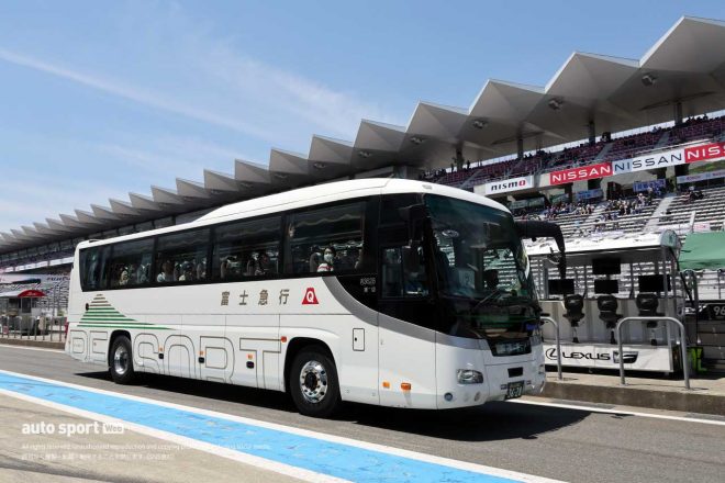 2023スーパーGT第2戦富士　ピットロードを走行するサーキットサファリ2号車のオートスポーツweb号