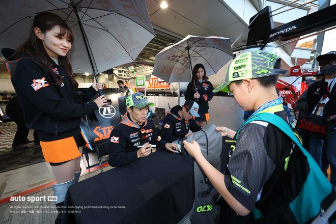 2023スーパーGT第2戦富士　キッズウォークでファンサービスを行う山本尚貴と牧野任祐（STANLEY NSX-GT）