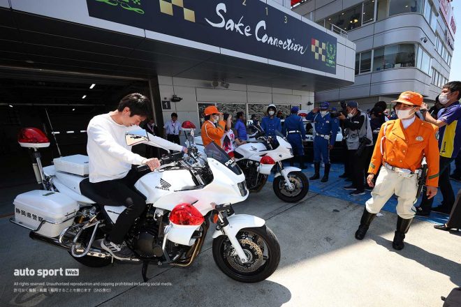 2023スーパーGT第2戦富士　ピットウォークで展示された静岡県警察の白バイ