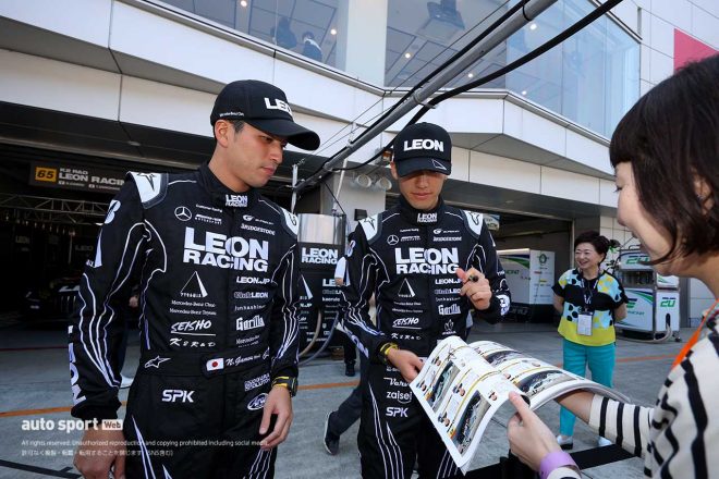 2023スーパーGT第2戦富士　ピットウォークでファンサービスを行う蒲生尚弥と篠原拓朗（LEON PYRAMID AMG）