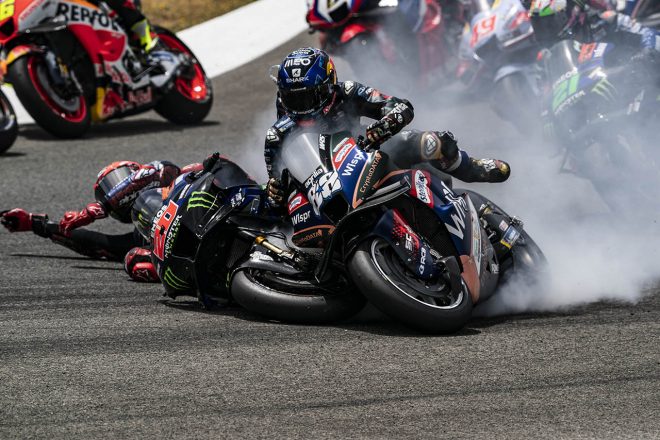 決勝レースでクラッシュを喫したミゲール・オリベイラ（クリプトデータRNF・MotoGPチーム）とファビオ・クアルタラロ（モンスターエナジー・ヤマハMotoGP）／2023MotoGP第4戦スペインGP