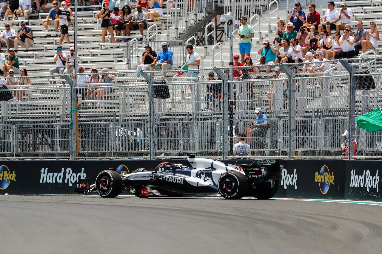 2023年F1第5戦マイアミGP　ニック・デ・フリース（アルファタウリ）がスピン