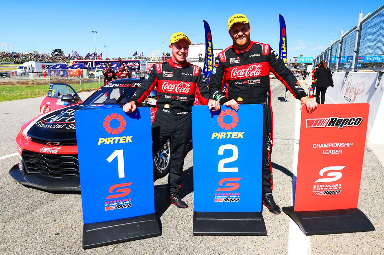 「ここ最近はエレバスにとって初めてのことがたくさん起こっているね！」とレース2勝者のウィル・ブラウン（左）