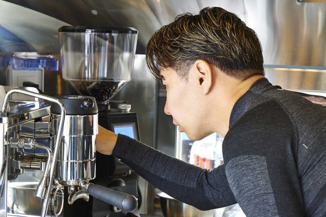 エスプレッソを淹れる小林可夢偉