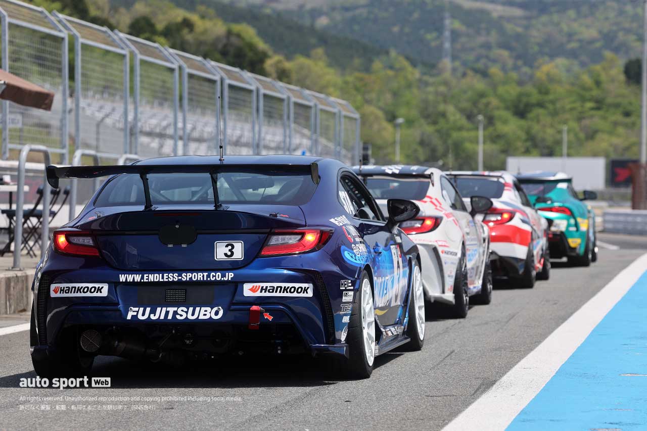 2023スーパー耐久富士公式テスト　ピットレーン出口で待機するST-4クラスのトヨタGR86