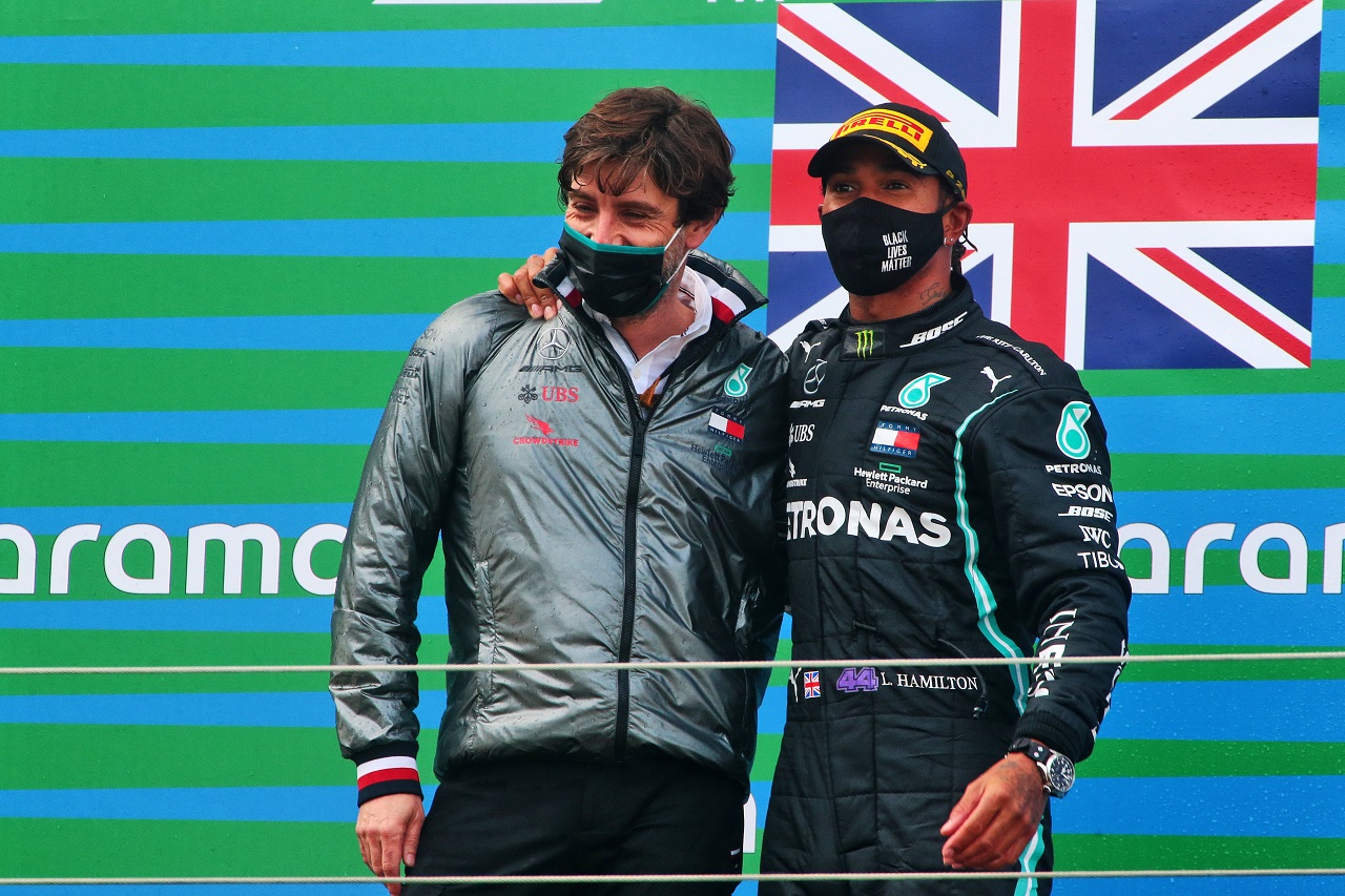 2020年F1アイフェルGP　優勝したルイス・ハミルトン（メルセデス）とレースチーム・コーディネーターのスティーブン・ロード