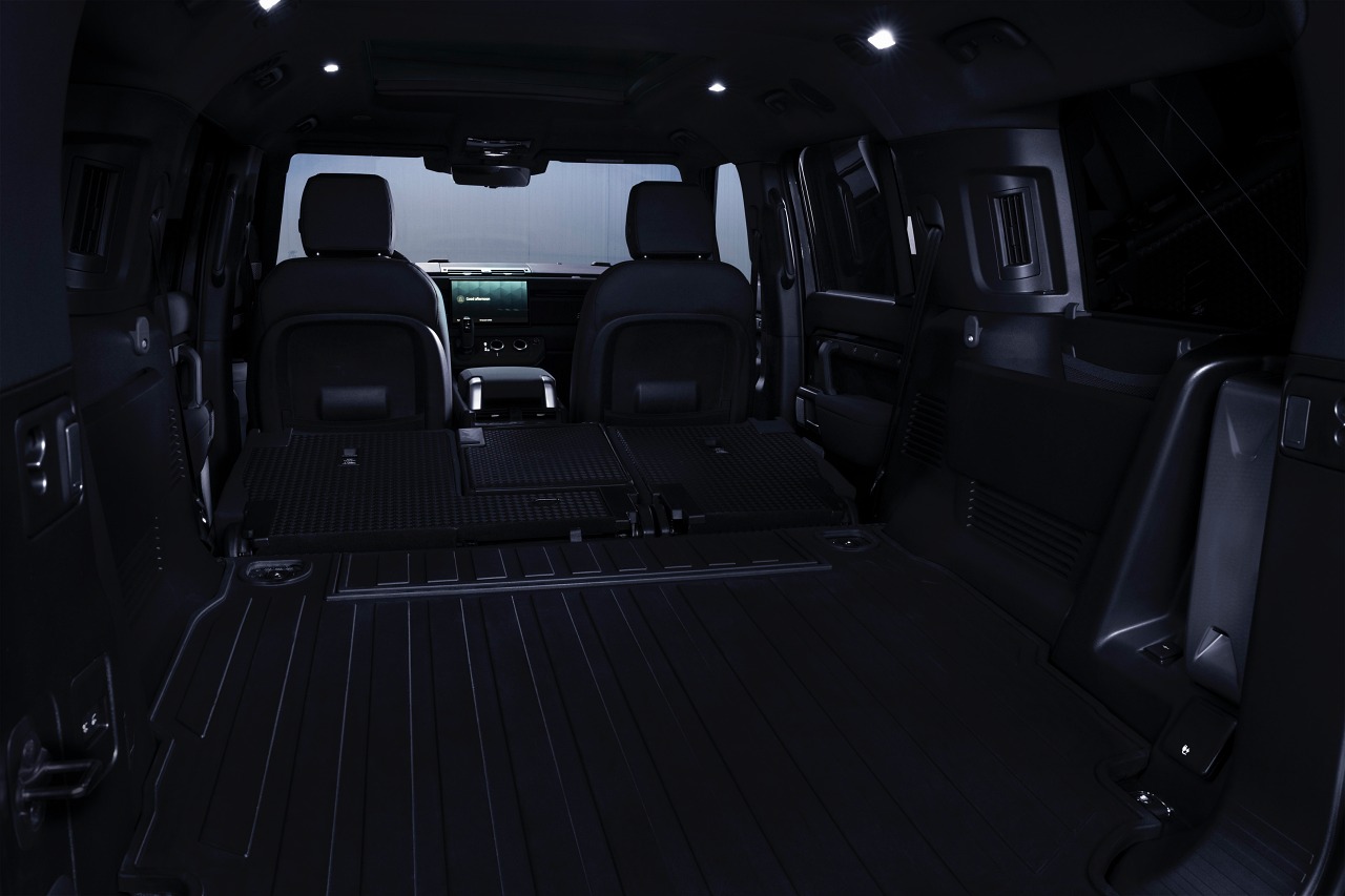 最大2516リッター、2列目使用時でも1329リッターもの広大な容量を確保した荷室には、ラゲッジスペースラバーマットを装備