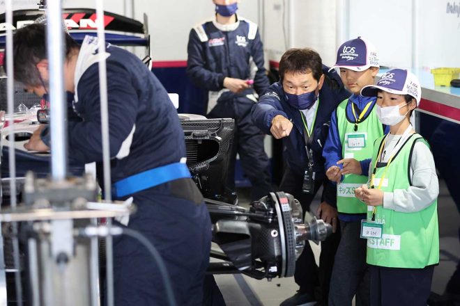 ピット内を見学する機会も
