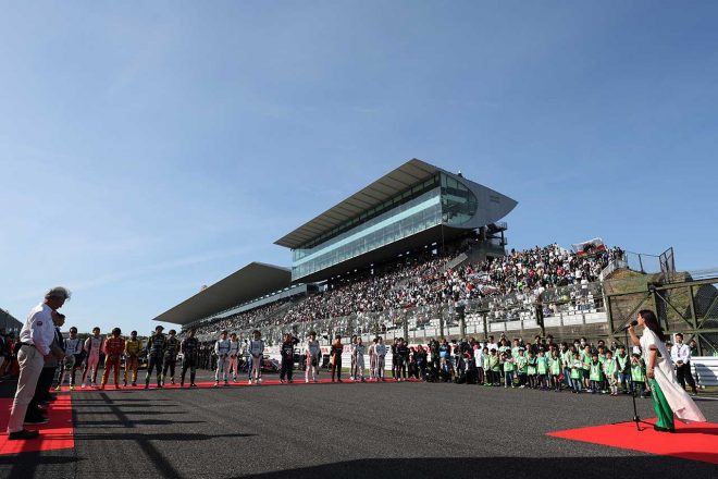 スーパーフォーミュラにおける国歌斉唱。右側の黄緑ビブスがキッズたち