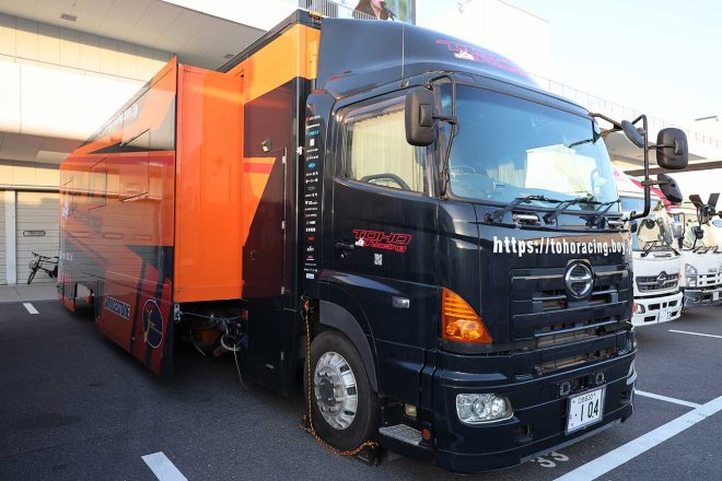 写真左側（トラック右側面）がせり出し、荷室の空間を拡張