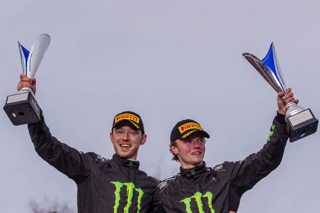 ラリー・スウェーデンでWRC2クラス優勝を飾ったオリバー・ソルベルグ（右）／エリオット・エドモンドソン（左）組