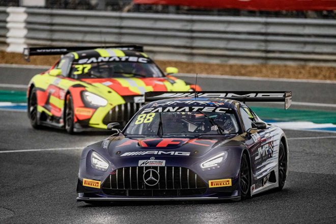 レース1で総合優勝を飾ったトリプルエイトJMR88号車メルセデスAMG GT3