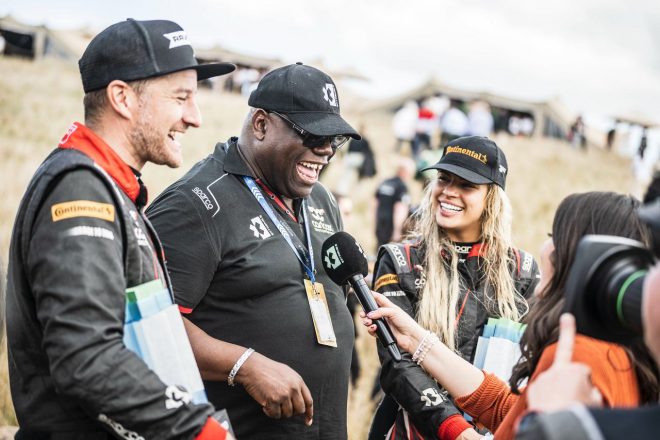 「チームにとってすべてが真新しいし、僕ら全員にとって素晴らしい結果」とCarl Cox Motorsportを初表彰台に導いたティモ・シャイダー（左）