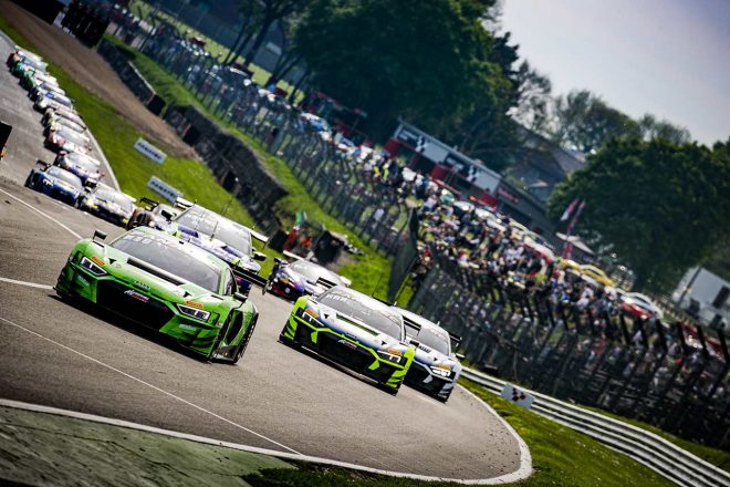 レース2の序盤をリードした2台のアウディR8 LMS