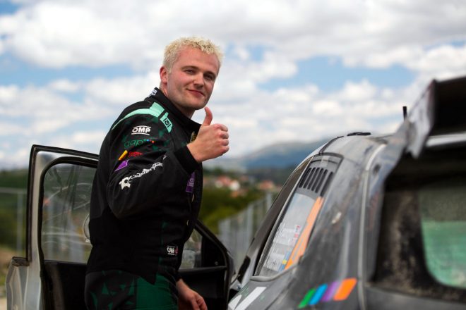 オリバー・ソルベルグのペナルティによってリードを得たチャンスを逃さず、見事にWRC2クラス優勝を果たしたガス・グリーンスミス（トクスポーツWRT2）　2023年WRC第5戦ポルトガル