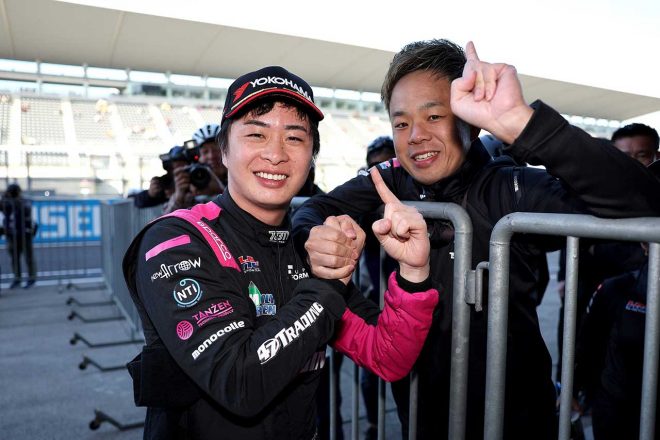 2023スーパーフォーミュラ第3戦鈴鹿　ポールポジション獲得を喜ぶ大湯都史樹と池田和広代表（TGM Grand Prix）