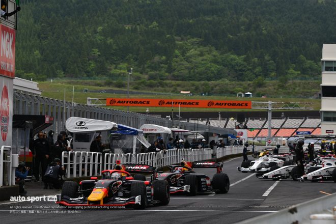 2023スーパーフォーミュラ第4戦オートポリス 土曜フリー走行　代役参戦する大津弘樹（TEAM MUGEN）を先頭にコースインしていくマシン群