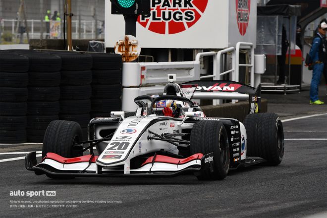 セッション開始時は、多くの車両がウエットタイヤを装着し、コンディション等の確認を行った