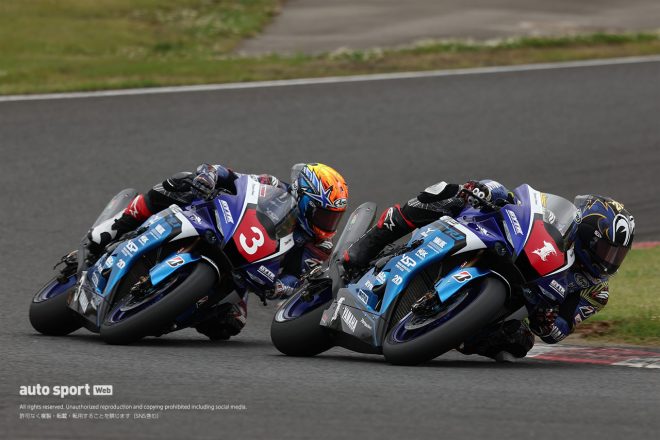 中須賀克行（YAMAHA FACTORY RACING TEAM）と岡本裕生（YAMAHA FACTORY RACING TEAM 2）のトップ争い／2023全日本ロード第3戦SUGO JSB1000